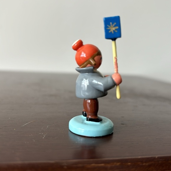 Wendt and Kuhn Erzebirge handcrafted village person celebrating festival - Picture 2 of 5